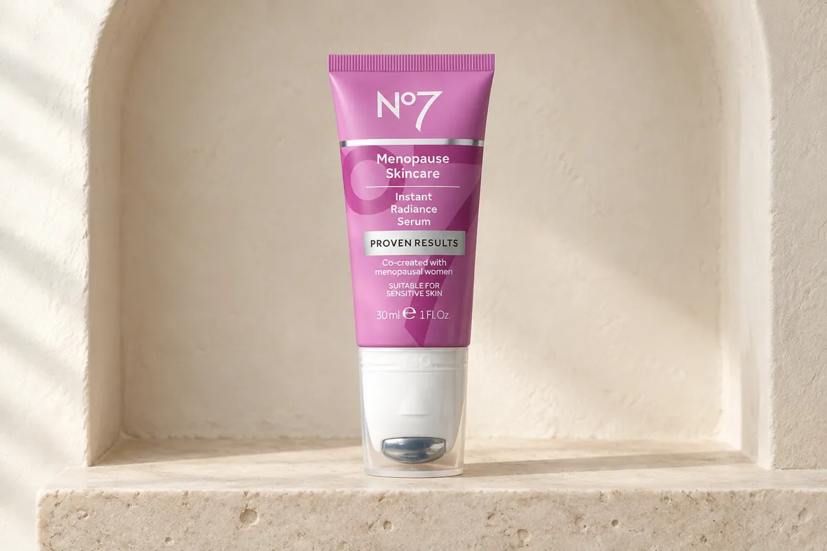 No7 Menopause Skincare Instant Radiance Serum, 30 ml, na półce w łazience (ilustracyjna scena wygenerowana przez AI)