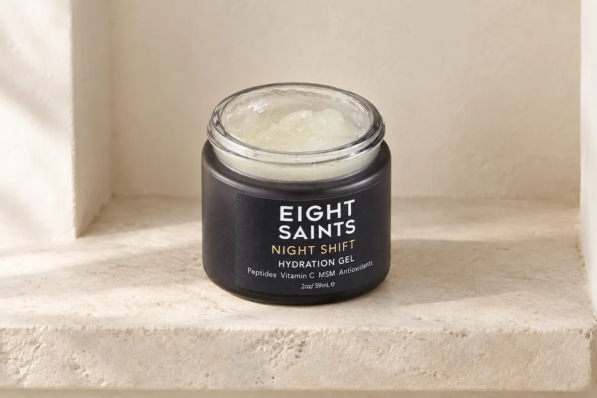 Eight Saints Night Shift Hydration Gel, 2 oz, en un estante de baño (escena ilustrativa generada por IA)